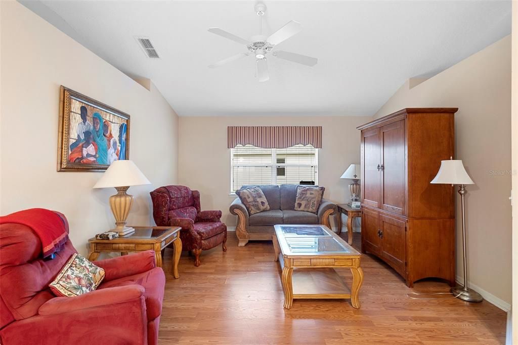 合同活跃: $380,000 (4 贝兹, 2 浴室, 2171 平方英尺)