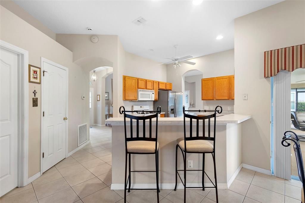 合同活跃: $380,000 (4 贝兹, 2 浴室, 2171 平方英尺)