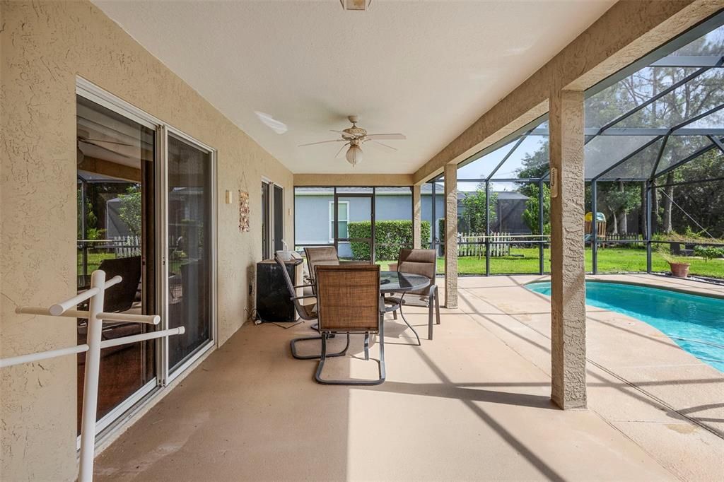 合同活跃: $380,000 (4 贝兹, 2 浴室, 2171 平方英尺)