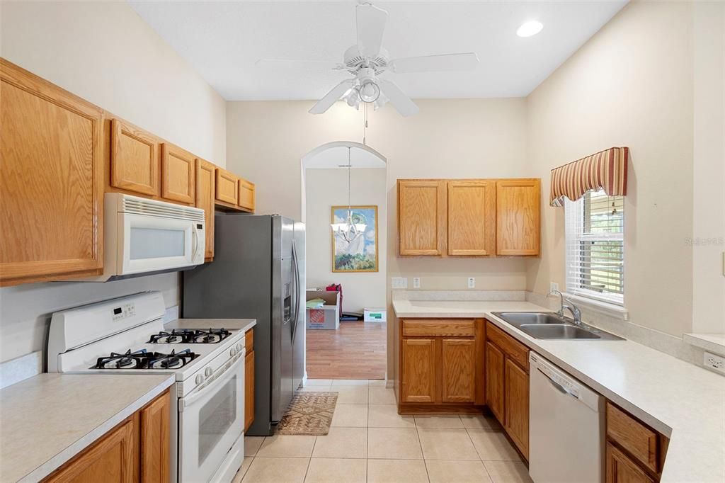 合同活跃: $380,000 (4 贝兹, 2 浴室, 2171 平方英尺)