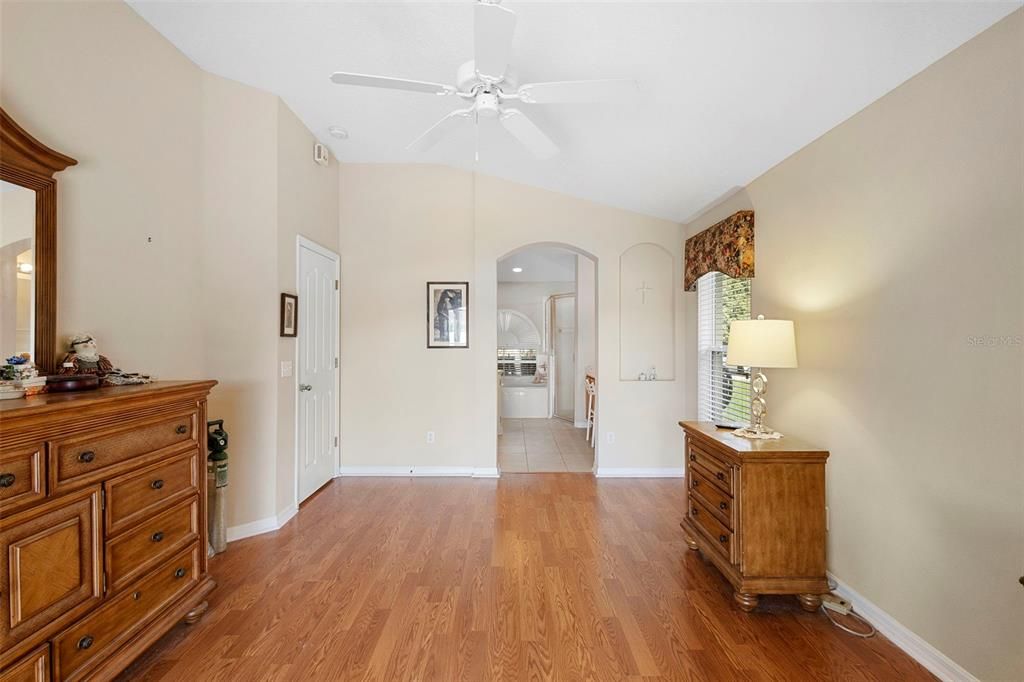 合同活跃: $380,000 (4 贝兹, 2 浴室, 2171 平方英尺)