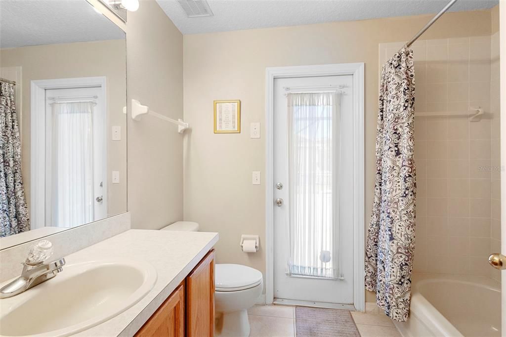 合同活跃: $380,000 (4 贝兹, 2 浴室, 2171 平方英尺)