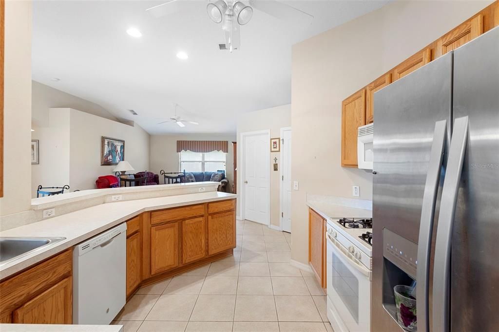 合同活跃: $380,000 (4 贝兹, 2 浴室, 2171 平方英尺)