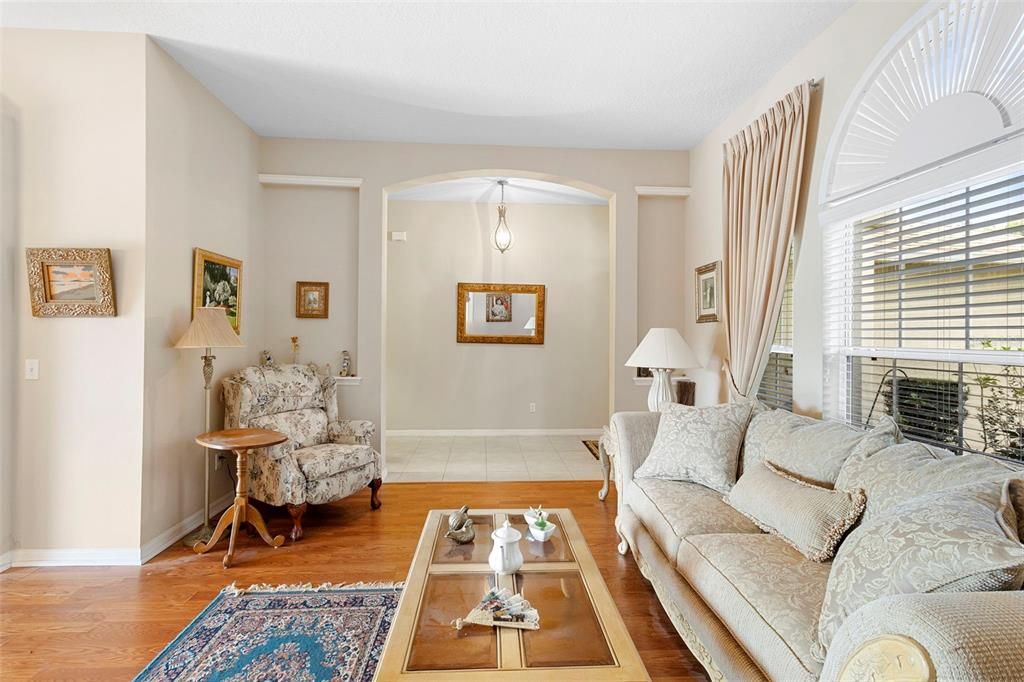 合同活跃: $380,000 (4 贝兹, 2 浴室, 2171 平方英尺)