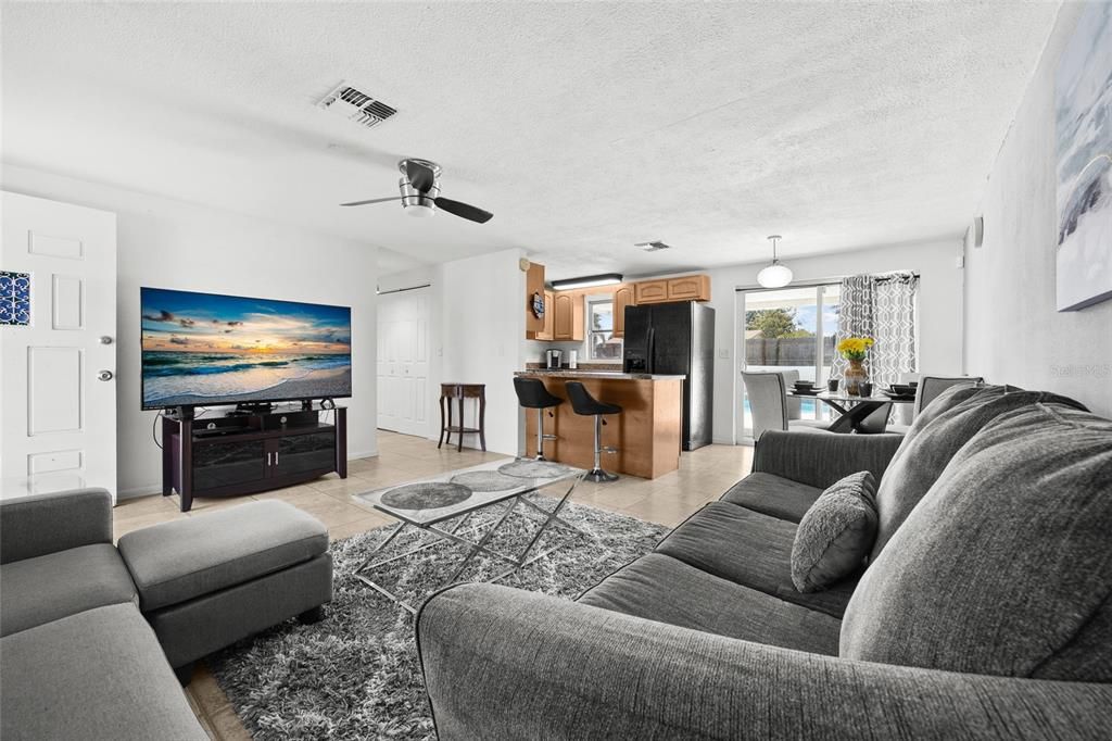 待售: $225,000 (2 贝兹, 1 浴室, 924 平方英尺)