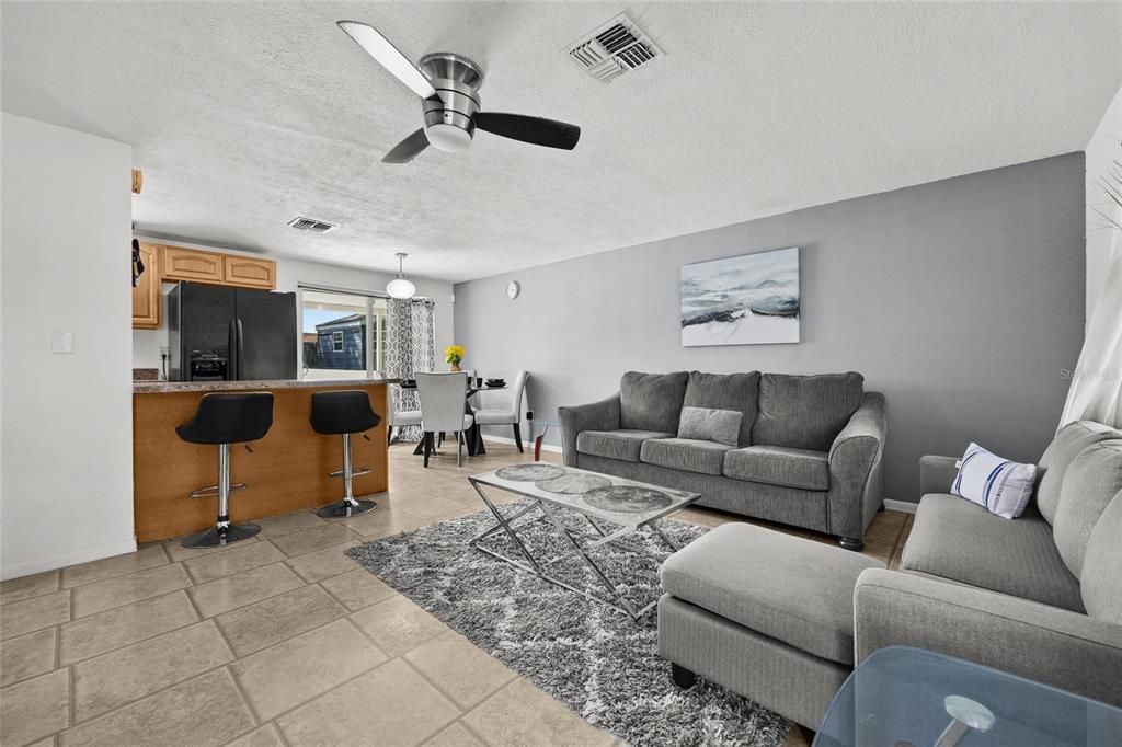 待售: $225,000 (2 贝兹, 1 浴室, 924 平方英尺)