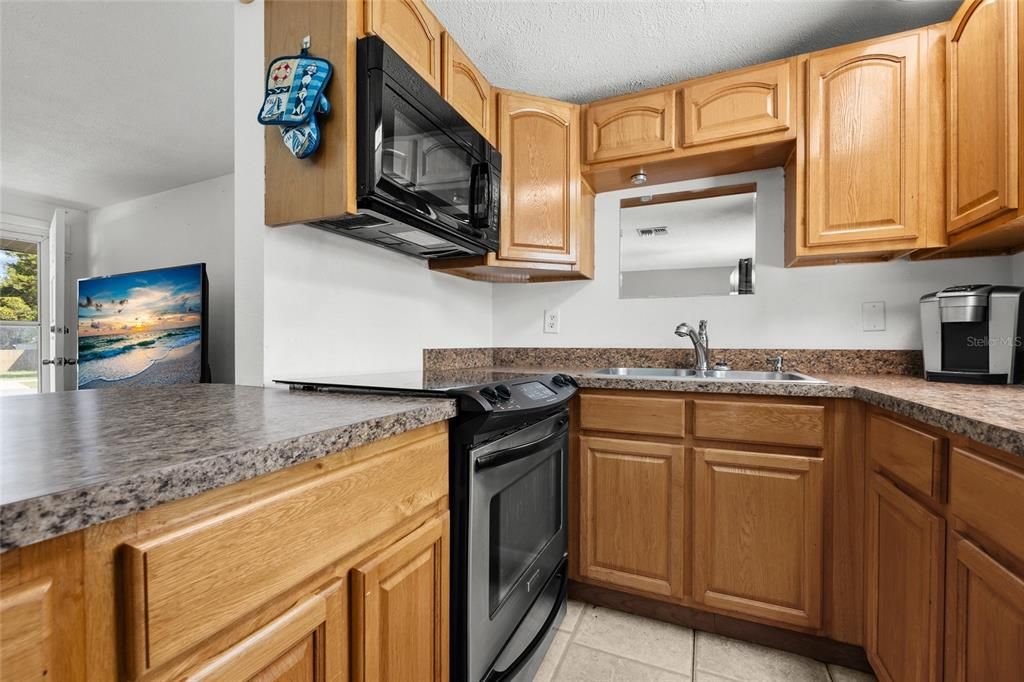 待售: $225,000 (2 贝兹, 1 浴室, 924 平方英尺)