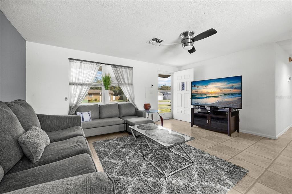 待售: $225,000 (2 贝兹, 1 浴室, 924 平方英尺)