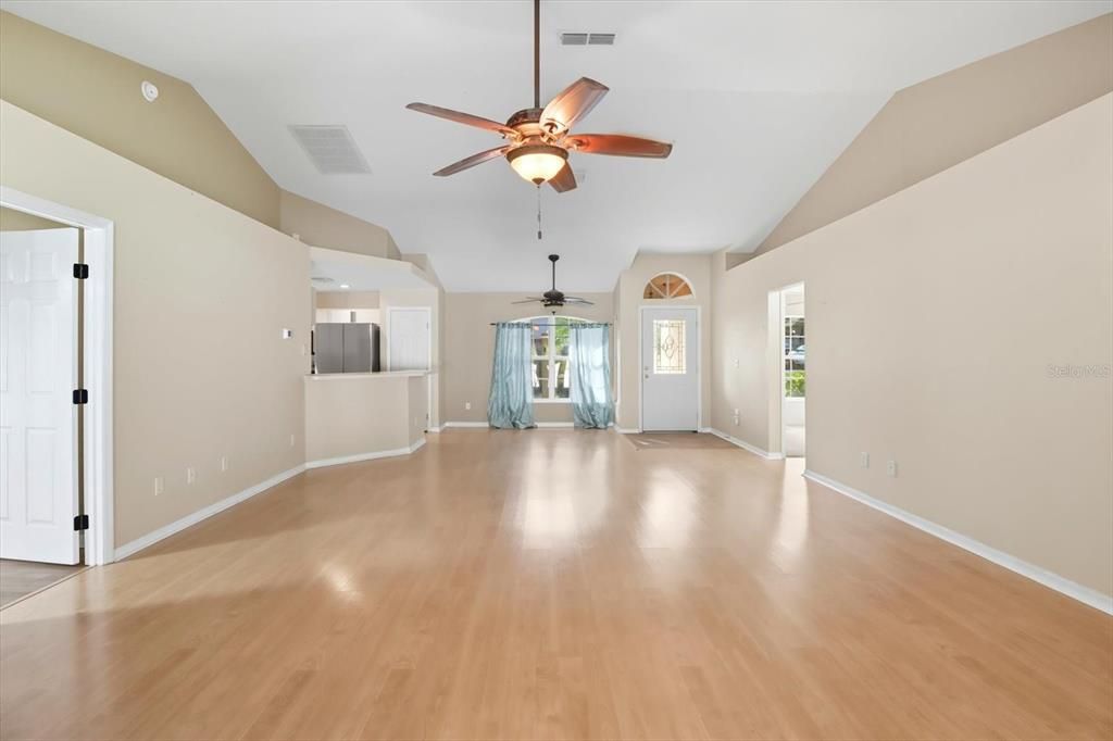 For Sale: $315,000 (3 beds, 2 baths, 1500 Square Feet)