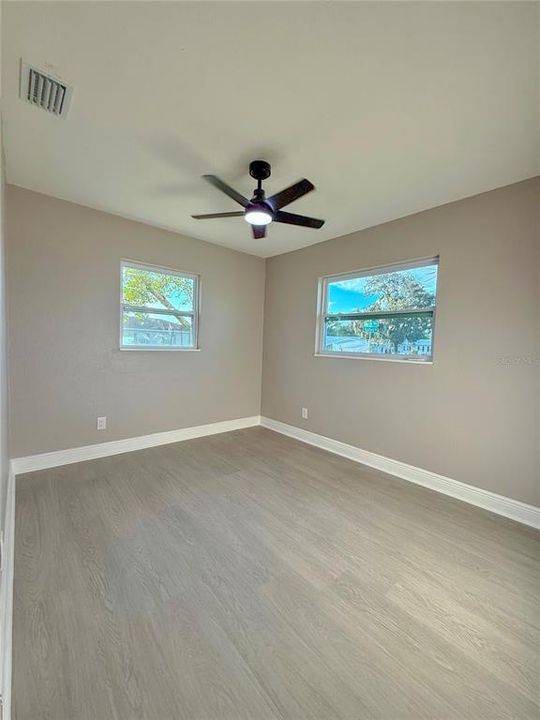 合同活跃: $219,995 (3 贝兹, 2 浴室, 1437 平方英尺)