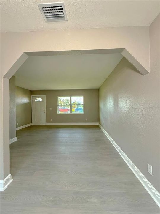 合同活跃: $219,995 (3 贝兹, 2 浴室, 1437 平方英尺)