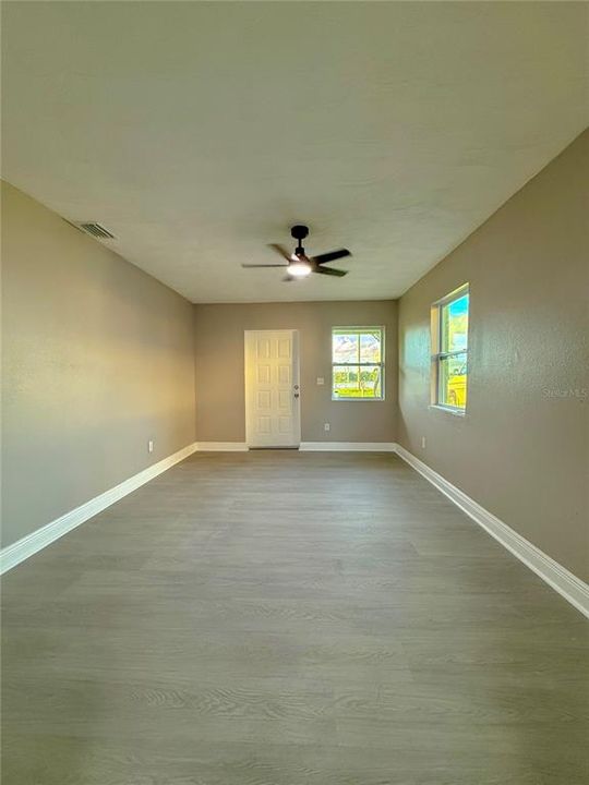 合同活跃: $219,995 (3 贝兹, 2 浴室, 1437 平方英尺)