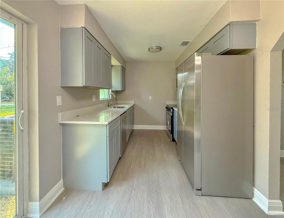 合同活跃: $219,995 (3 贝兹, 2 浴室, 1437 平方英尺)