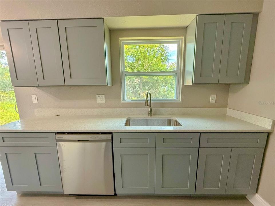 合同活跃: $219,995 (3 贝兹, 2 浴室, 1437 平方英尺)