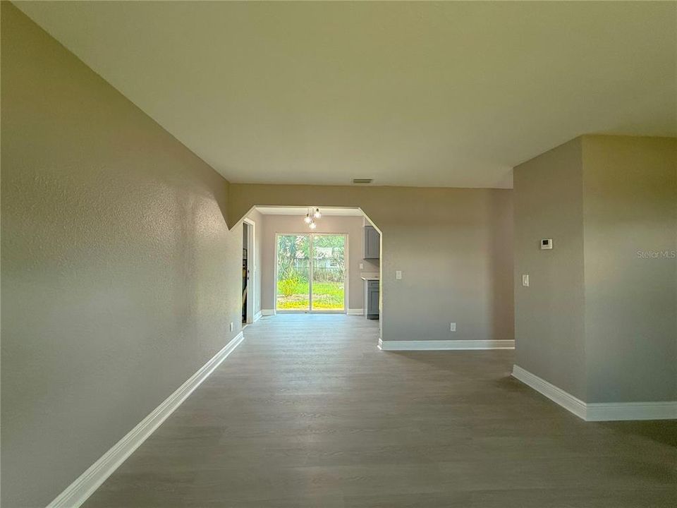 合同活跃: $219,995 (3 贝兹, 2 浴室, 1437 平方英尺)