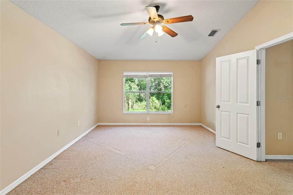 合同活跃: $375,000 (4 贝兹, 2 浴室, 2034 平方英尺)