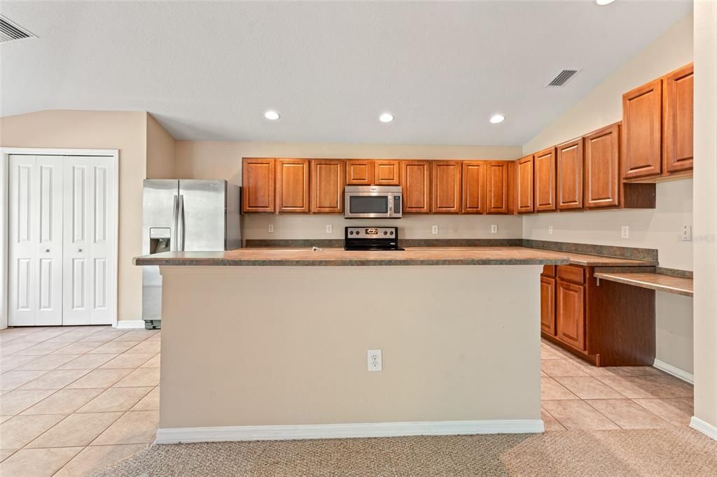 合同活跃: $375,000 (4 贝兹, 2 浴室, 2034 平方英尺)