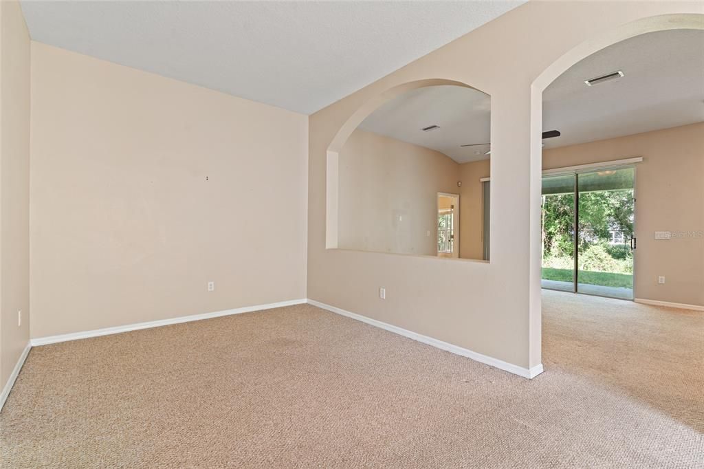 合同活跃: $375,000 (4 贝兹, 2 浴室, 2034 平方英尺)