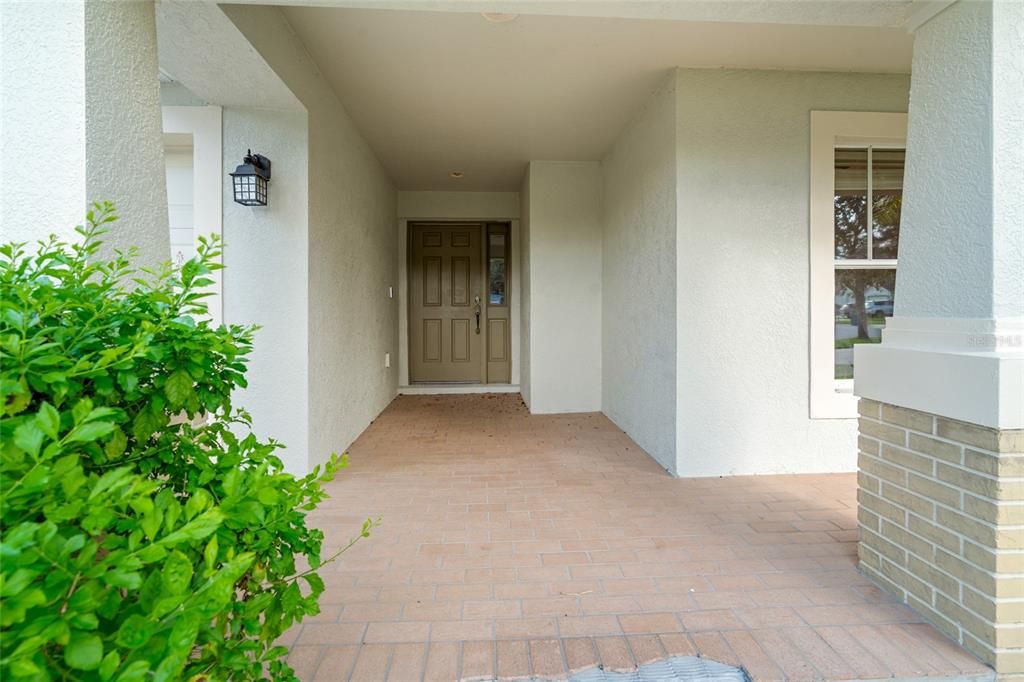 合同活跃: $375,000 (4 贝兹, 2 浴室, 2034 平方英尺)