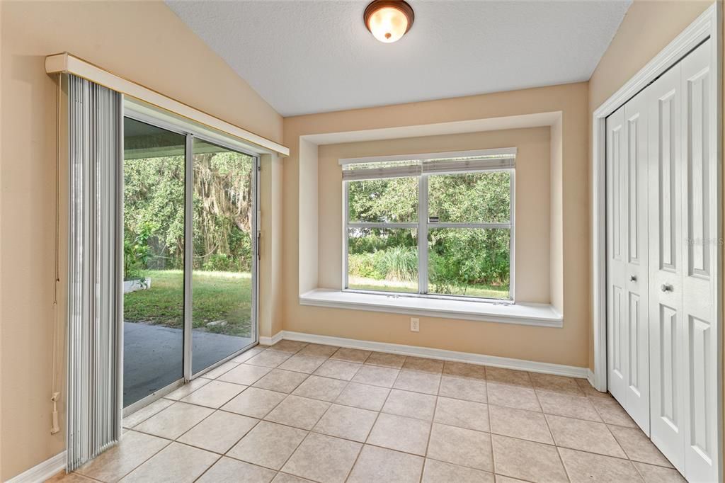 合同活跃: $375,000 (4 贝兹, 2 浴室, 2034 平方英尺)