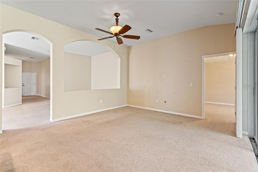 合同活跃: $375,000 (4 贝兹, 2 浴室, 2034 平方英尺)