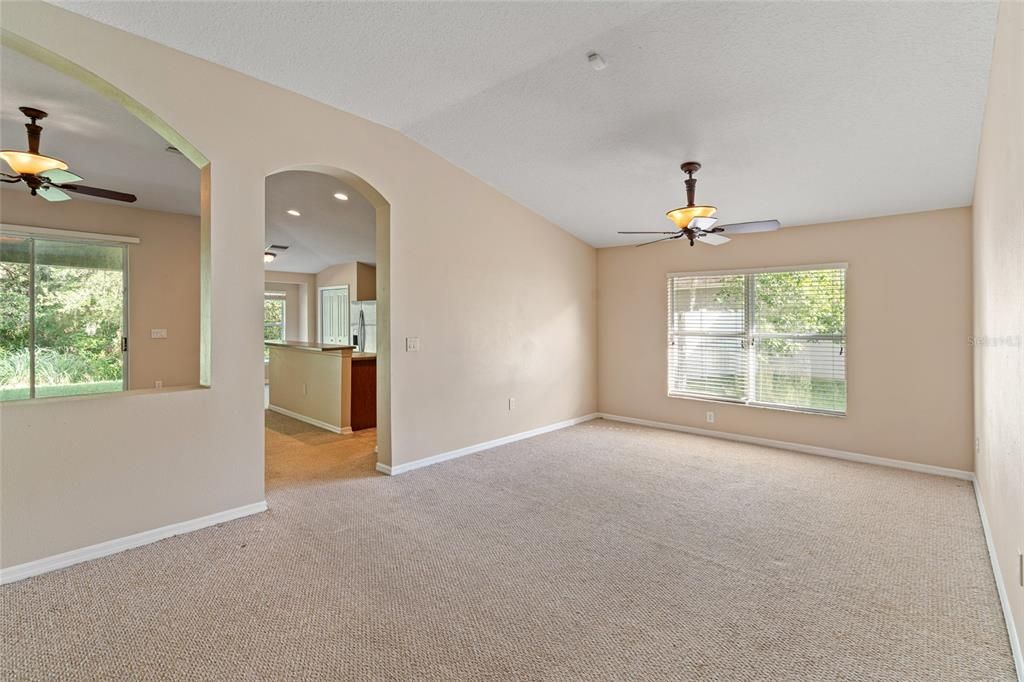 合同活跃: $375,000 (4 贝兹, 2 浴室, 2034 平方英尺)