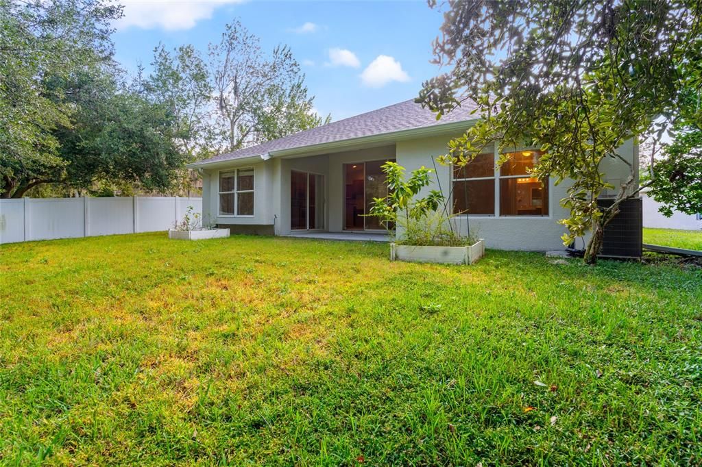 合同活跃: $375,000 (4 贝兹, 2 浴室, 2034 平方英尺)