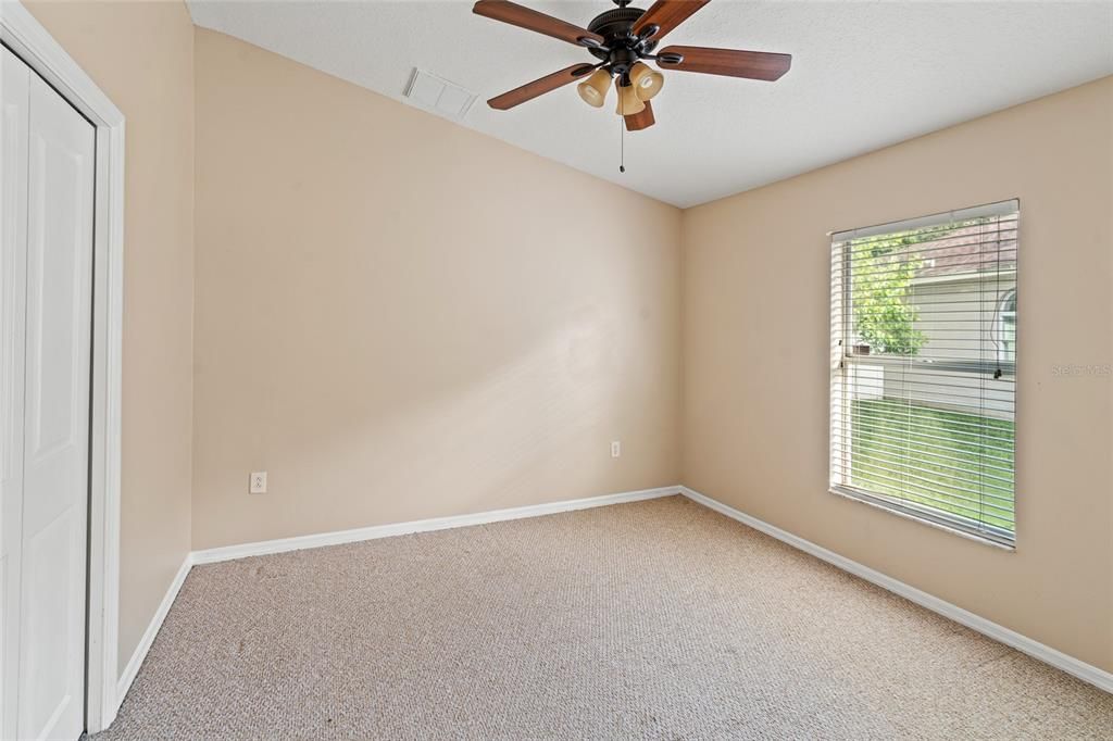 合同活跃: $375,000 (4 贝兹, 2 浴室, 2034 平方英尺)