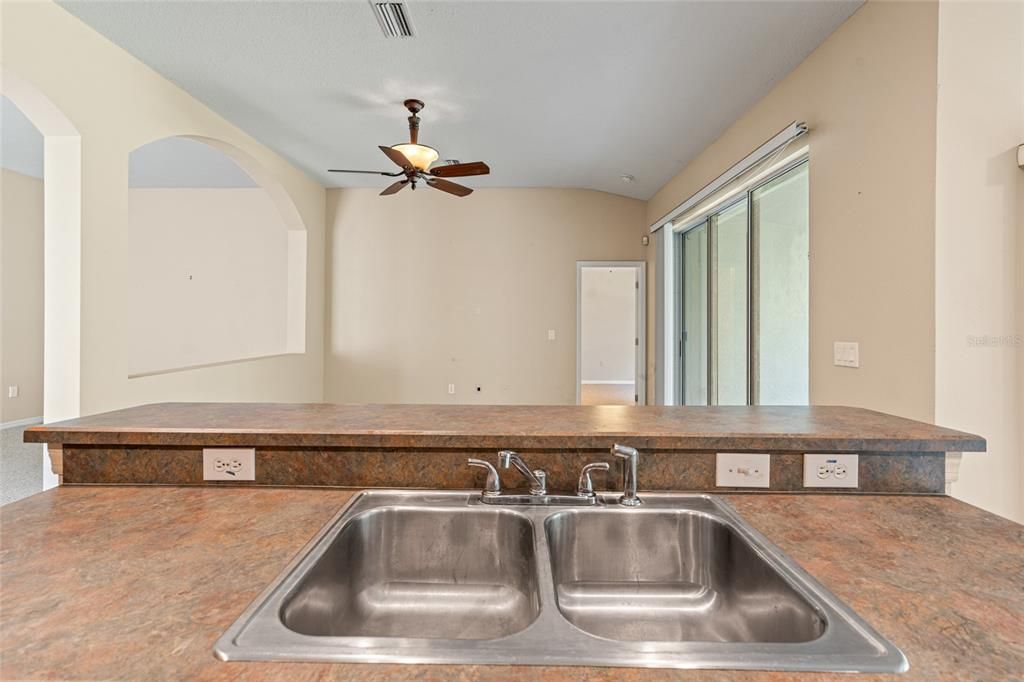 合同活跃: $375,000 (4 贝兹, 2 浴室, 2034 平方英尺)