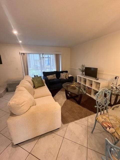 For Rent: $2,200 (2 beds, 1 baths, 1036 Square Feet)