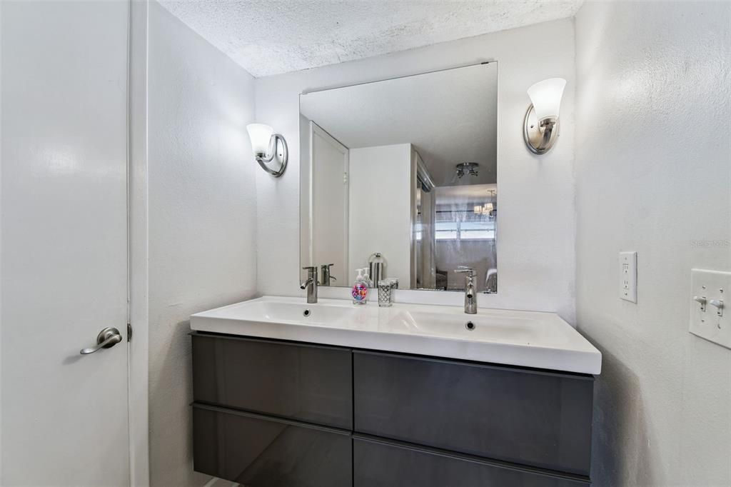 待售: $874,900 (2 贝兹, 2 浴室, 1420 平方英尺)