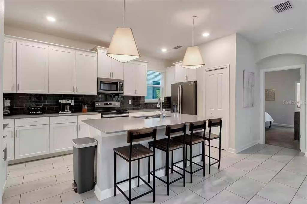 Activo con contrato: $625,000 (6 camas, 5 baños, 2996 Pies cuadrados)