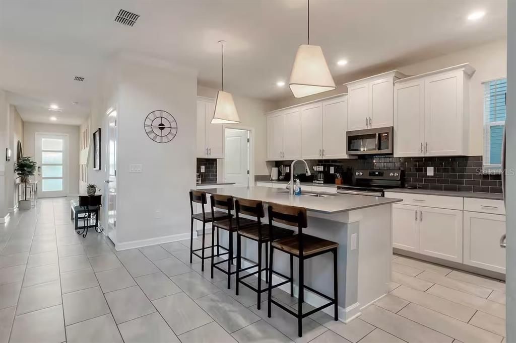 Activo con contrato: $625,000 (6 camas, 5 baños, 2996 Pies cuadrados)