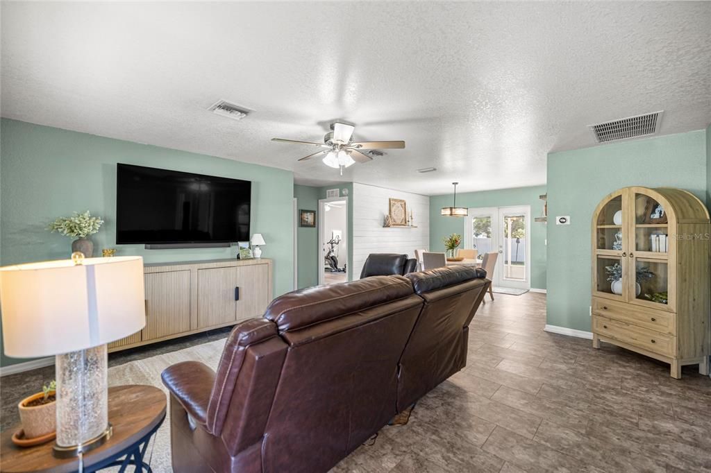 Active With Contract: $259,900 (3 beds, 2 baths, 1456 Square Feet)