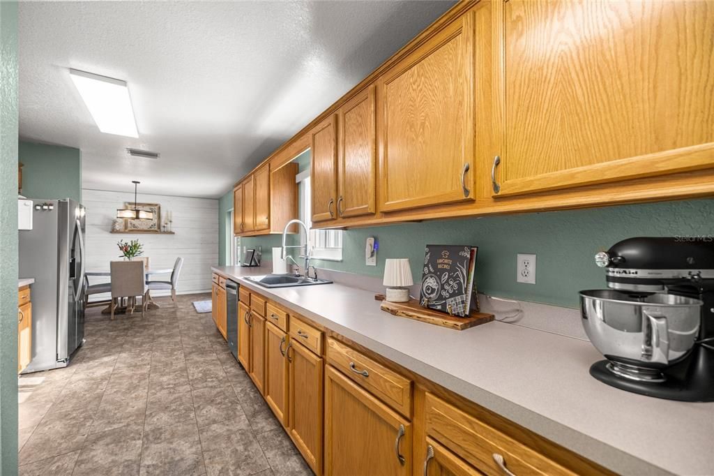 Active With Contract: $259,900 (3 beds, 2 baths, 1456 Square Feet)