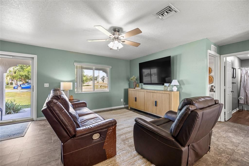 Active With Contract: $259,900 (3 beds, 2 baths, 1456 Square Feet)