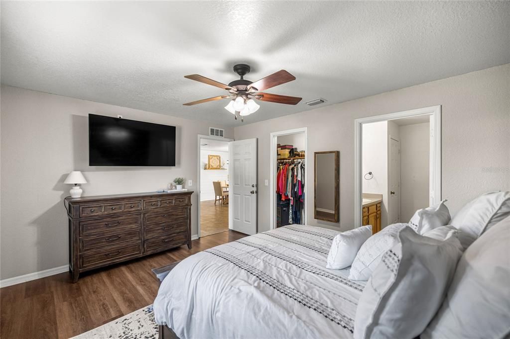 Active With Contract: $259,900 (3 beds, 2 baths, 1456 Square Feet)