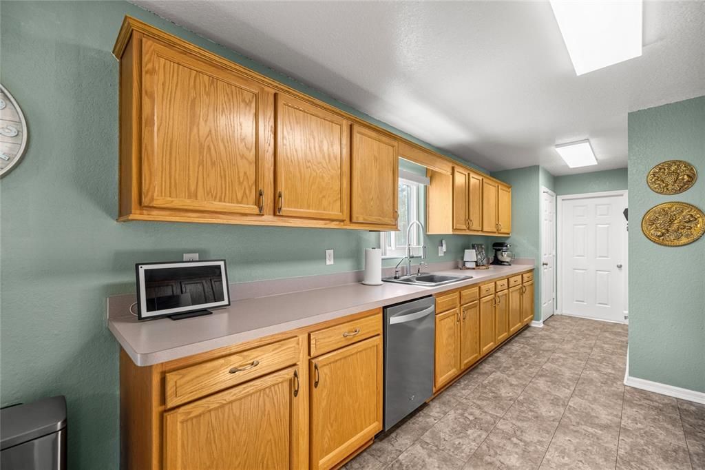 Active With Contract: $259,900 (3 beds, 2 baths, 1456 Square Feet)