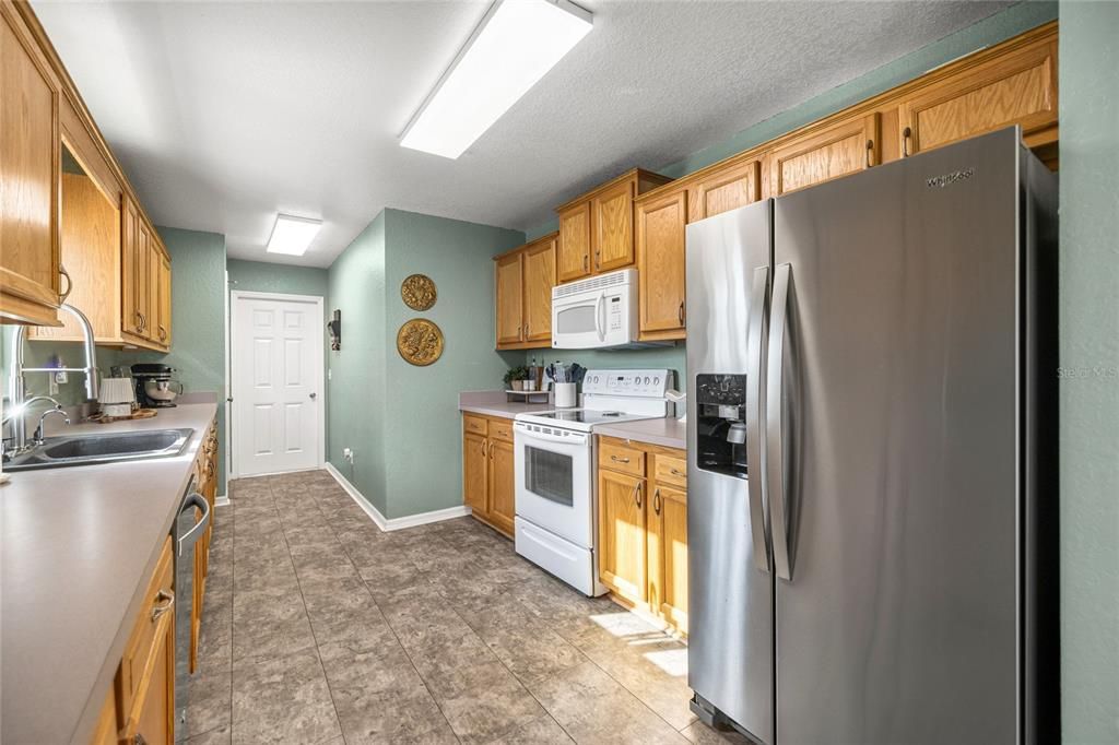 Active With Contract: $259,900 (3 beds, 2 baths, 1456 Square Feet)