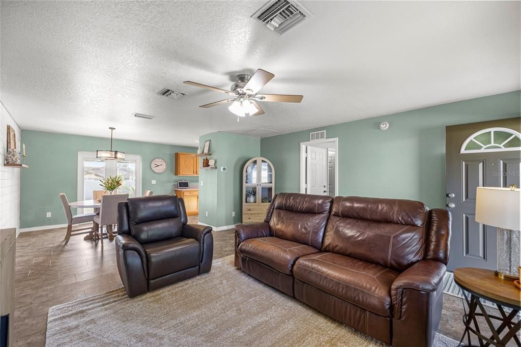 Active With Contract: $259,900 (3 beds, 2 baths, 1456 Square Feet)