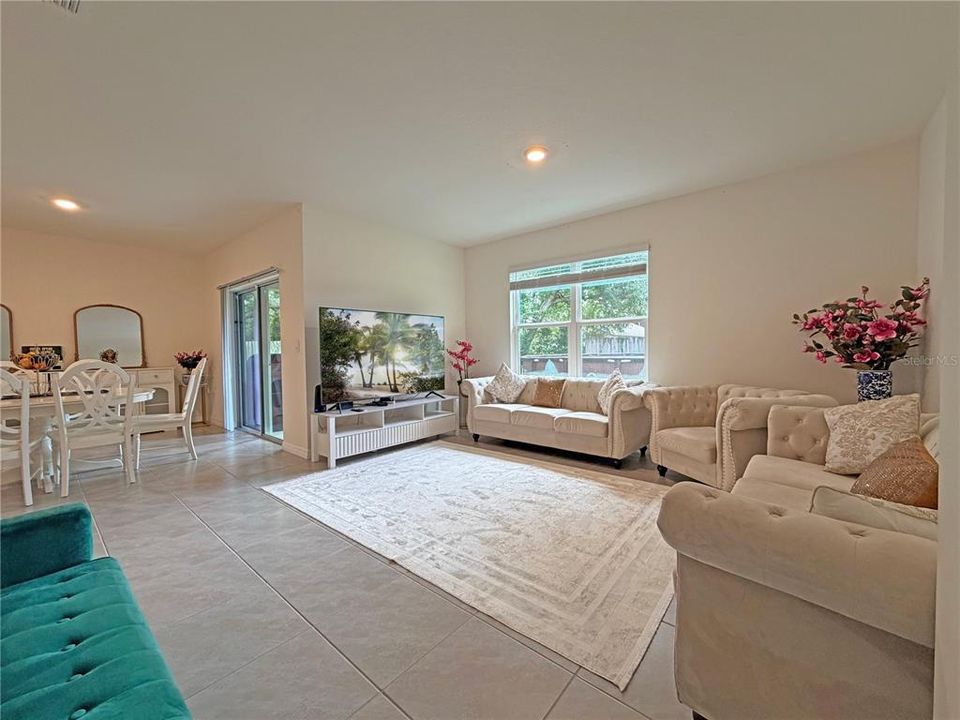 For Rent: $2,275 (4 beds, 2 baths, 1836 Square Feet)