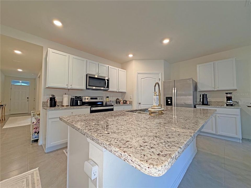 For Rent: $2,275 (4 beds, 2 baths, 1836 Square Feet)