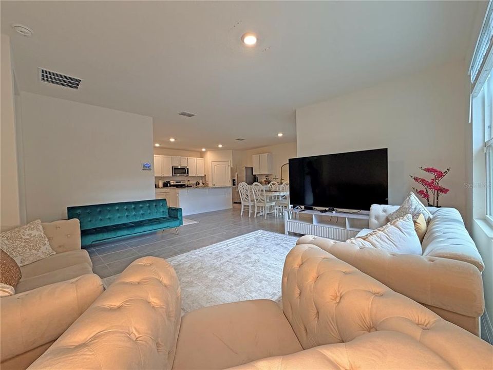 For Rent: $2,275 (4 beds, 2 baths, 1836 Square Feet)