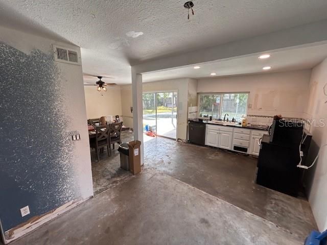 合同活跃: $460,000 (4 贝兹, 3 浴室, 1818 平方英尺)