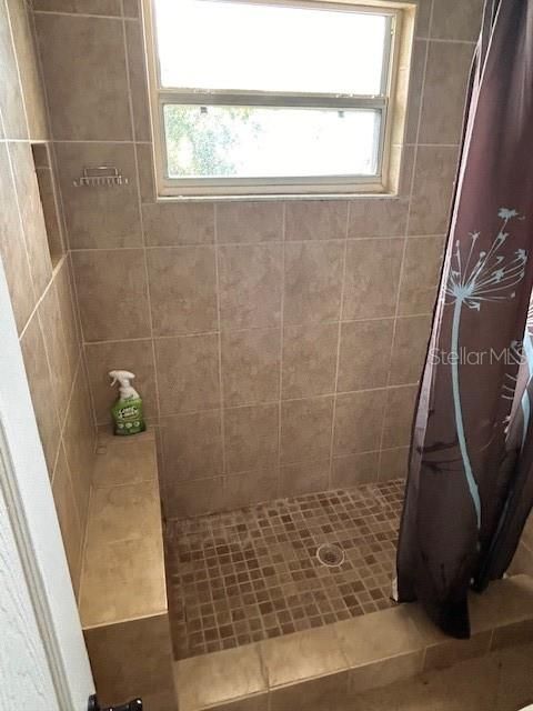 合同活跃: $460,000 (4 贝兹, 3 浴室, 1818 平方英尺)