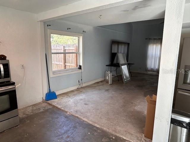 合同活跃: $460,000 (4 贝兹, 3 浴室, 1818 平方英尺)