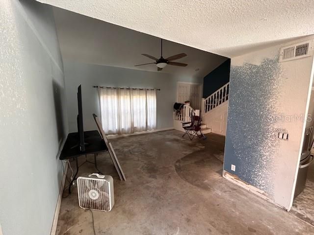 合同活跃: $460,000 (4 贝兹, 3 浴室, 1818 平方英尺)