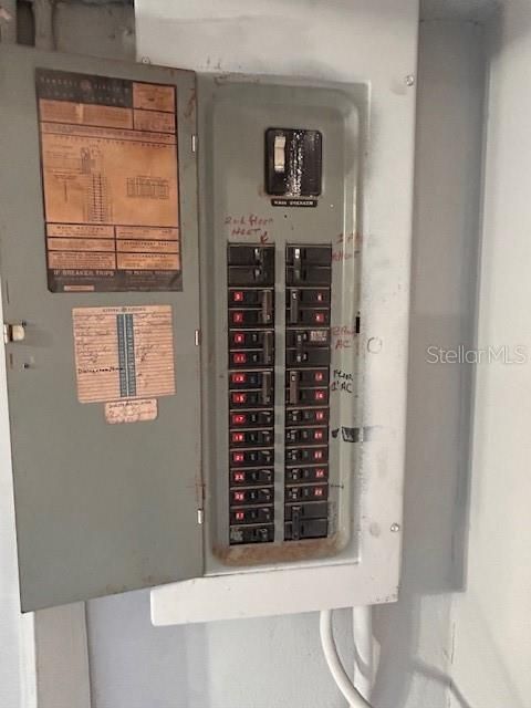 合同活跃: $460,000 (4 贝兹, 3 浴室, 1818 平方英尺)