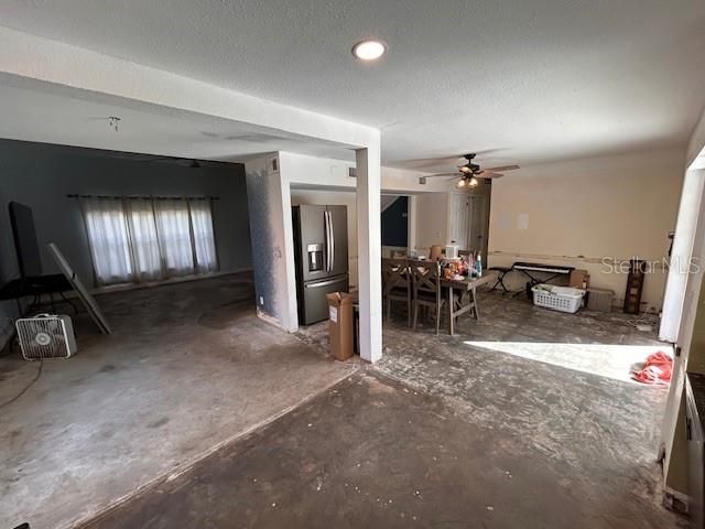 合同活跃: $460,000 (4 贝兹, 3 浴室, 1818 平方英尺)