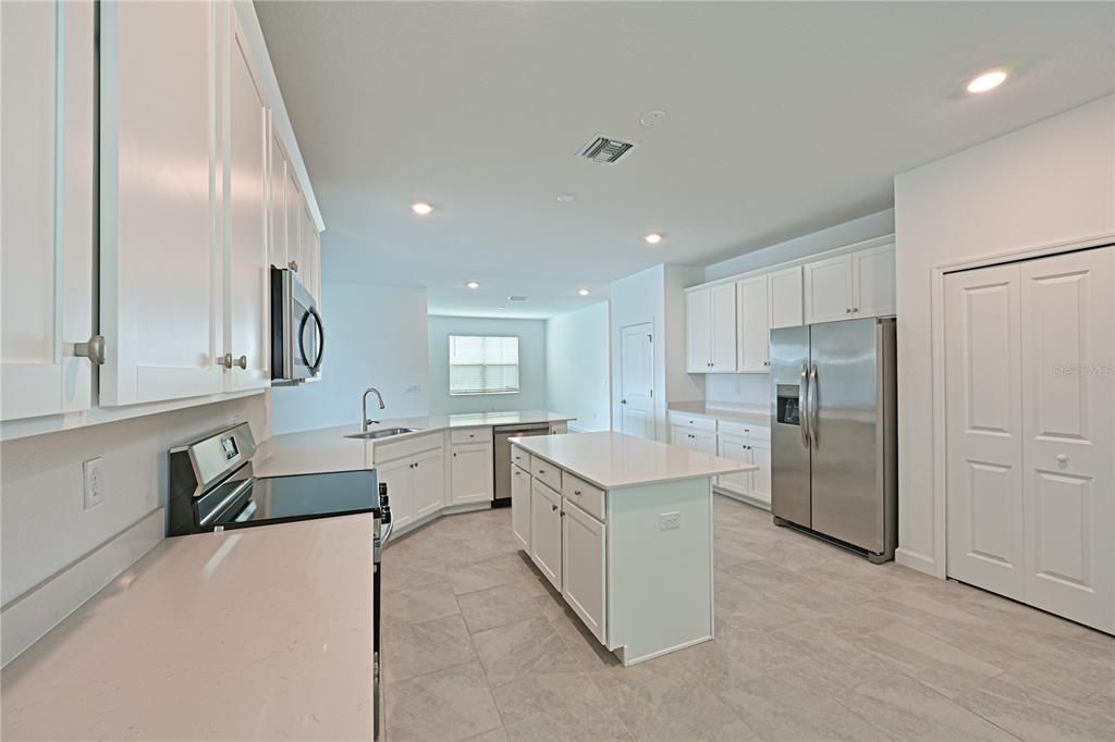 Под контрактом: $478,197 (4 спален, 3 ванн, 2267 Квадратных фут)